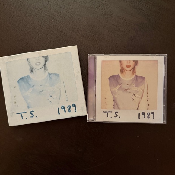 Original Taylor Swift 1989 CD with polaroid set - Picture 2 of 6